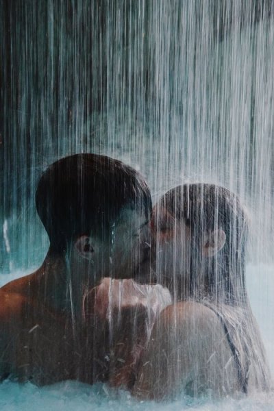 Поцелуй под дождем