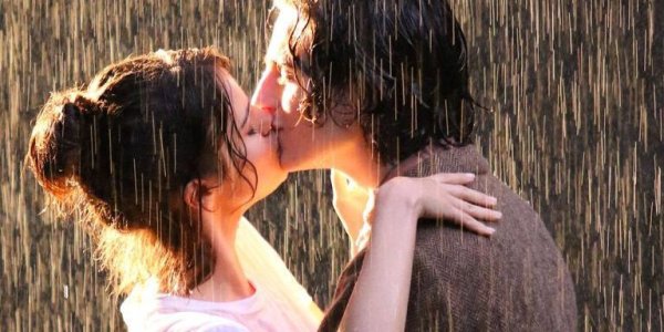 Селена Гомез под дождём