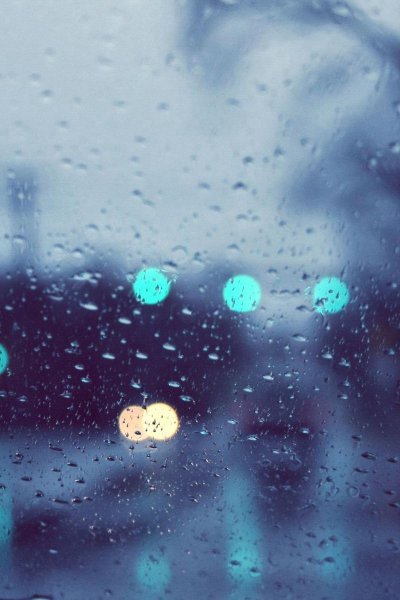 Капли на стекле