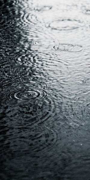 Капли воды на столе