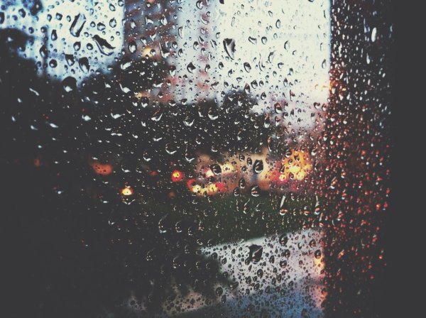 Капли воды на телефоне