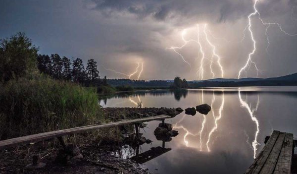 Молния над озером