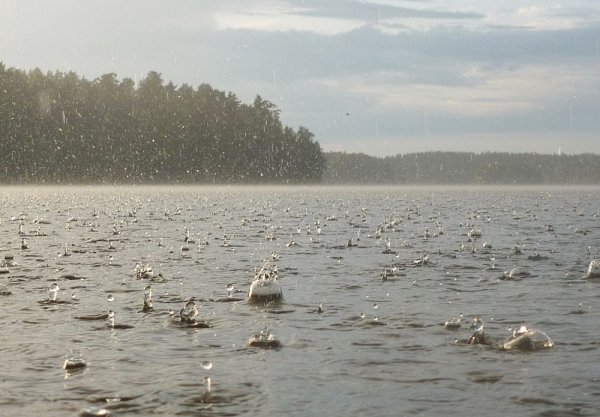Дождь на реке
