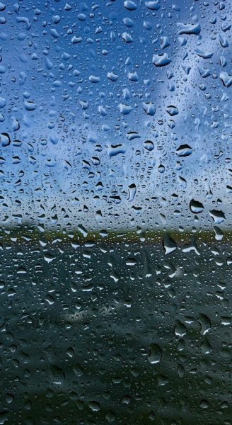 Капли на стекле