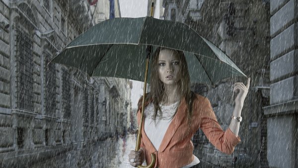 Женщина с зонтиком под дождем