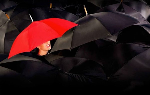 Женщина с черным зонтом