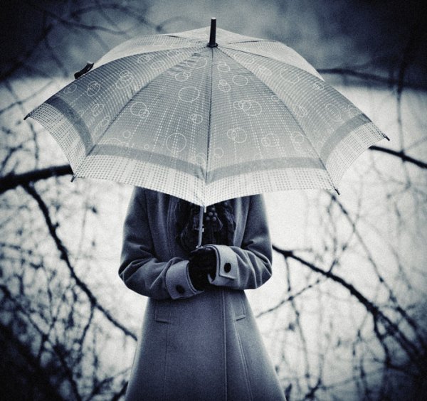 Девушка с зонтом со спины