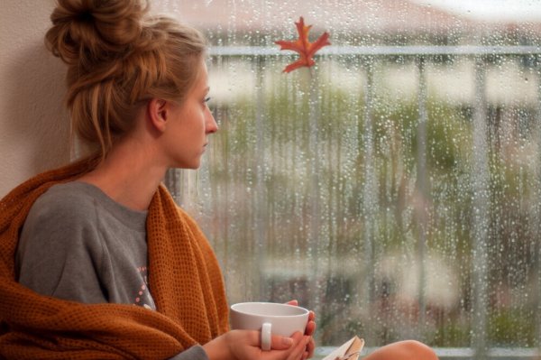 Девушка за окном дождь
