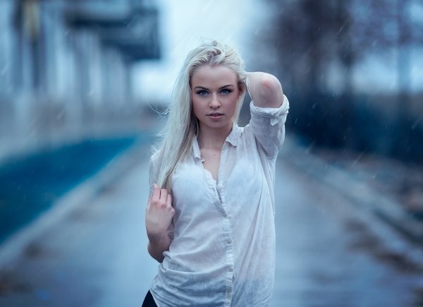 Блондинка под дождем