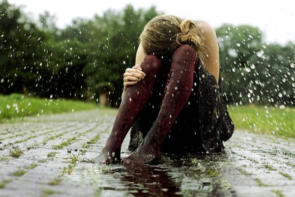Блондинка под дождем