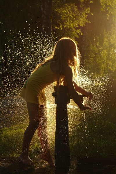 Девушка веселится под дождем