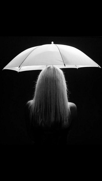 Блондинка под зонтом