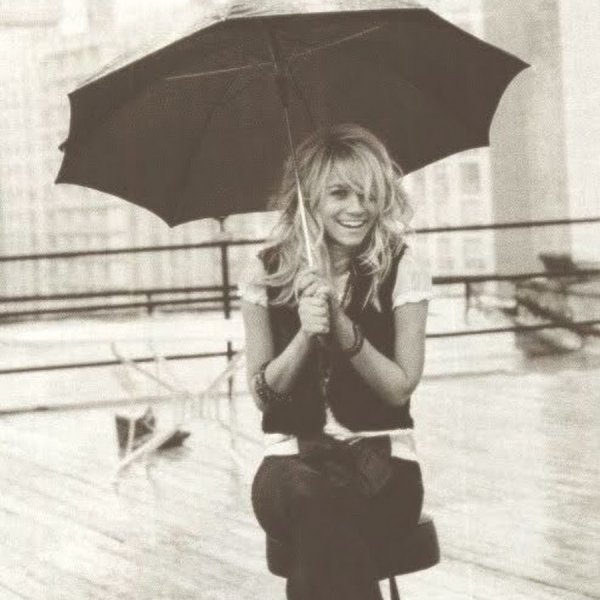 Блондинка под зонтом