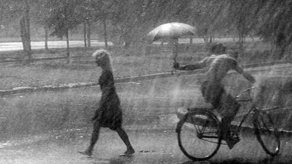 Фильм я шагаю по Москве девушка под дождем