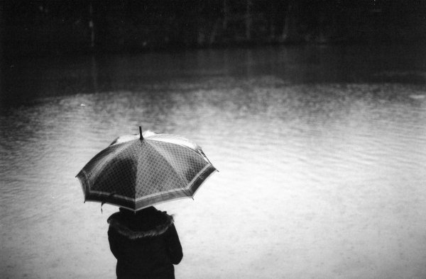 Девушка с зонтом