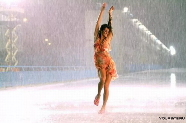 Девушка танцует под дождем