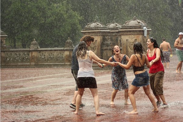 Веселый человек под дождем