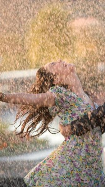 Девочка танцует под дождем