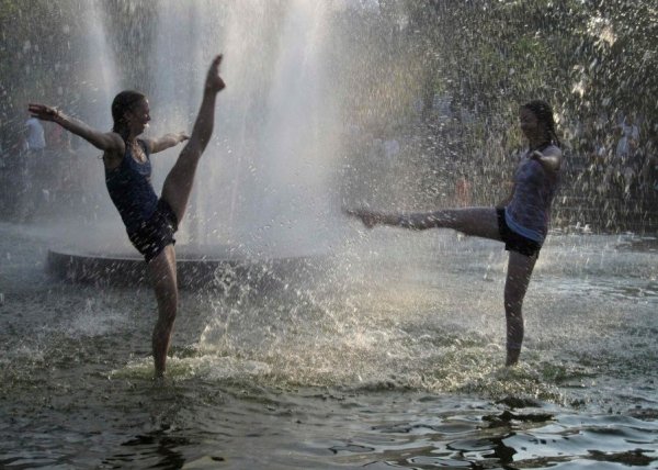 Весёлый танец под дождём