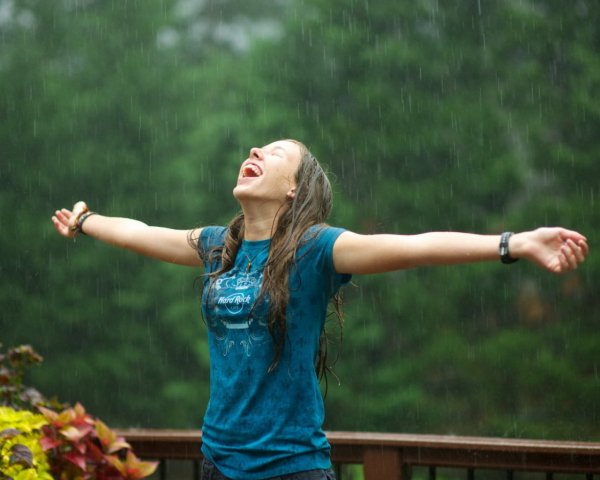 Девушка под дождем