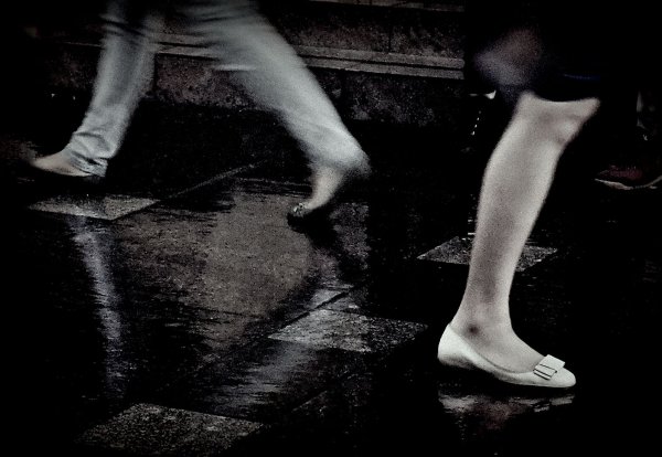 Босиком по стеклам тень