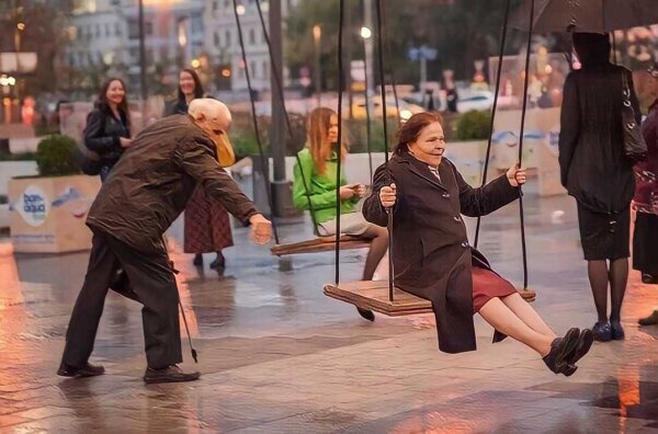 Старушка на качелях