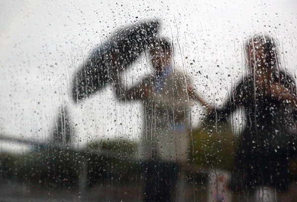 Дождь смывает