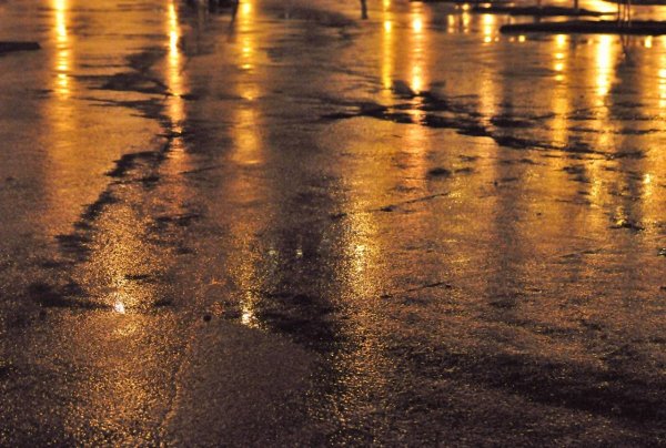 Отражение на асфальте
