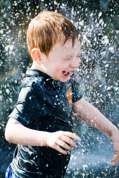 Мальчик под дождем