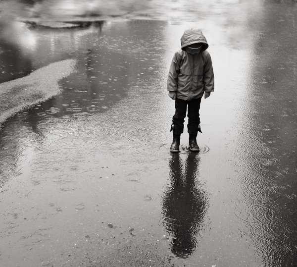 Мальчика давно идет дождь