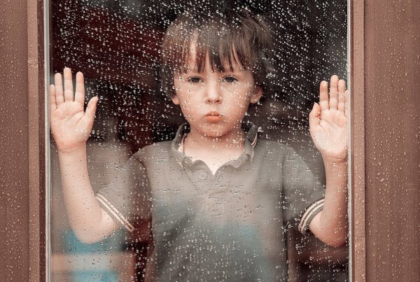 Мальчик за стеклом