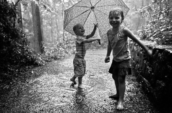 Дети радуются дождю