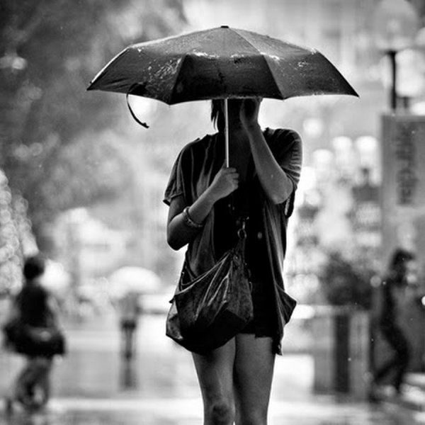 Девушка в парке под дождем