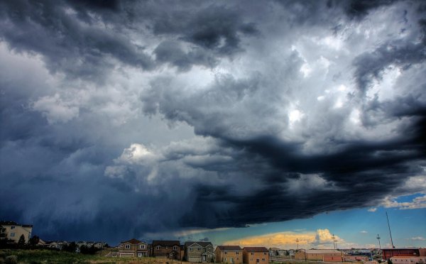 Небо перед дождем в городе