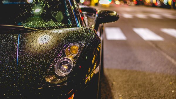 Машина под дождем