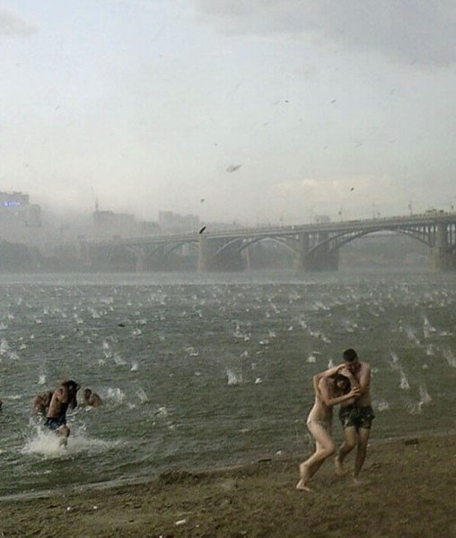 Ливень на пляже