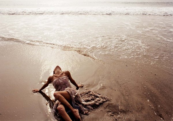 Девушка из песка на берегу