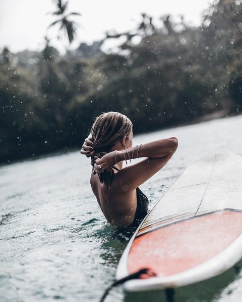 Серфинг девушка с доской