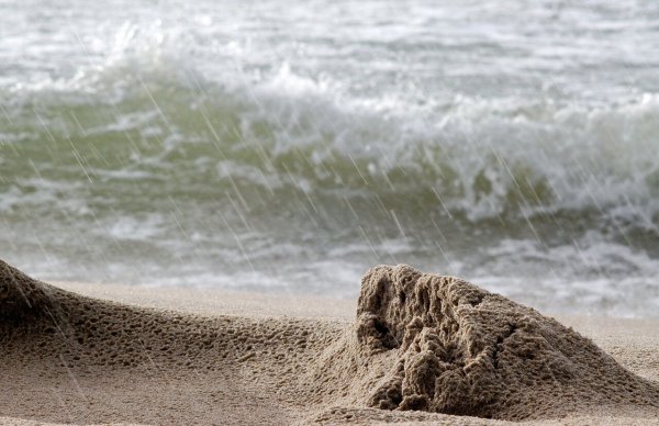 Берег моря в дождь