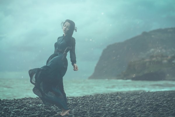 Девушка у моря дождь