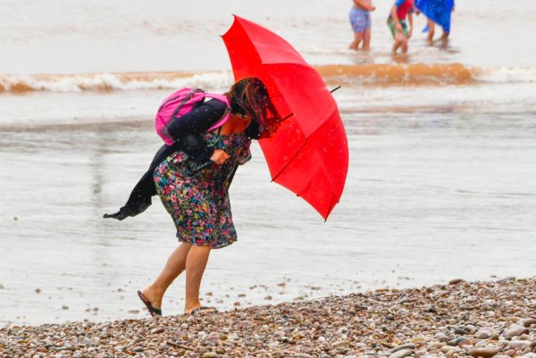 На пляже под дождем