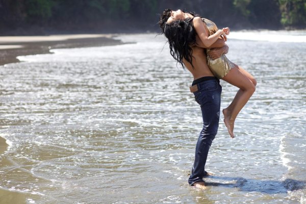 Девушка брюнетка с парнем на море