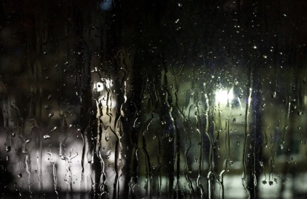 Ночной дождь за окном