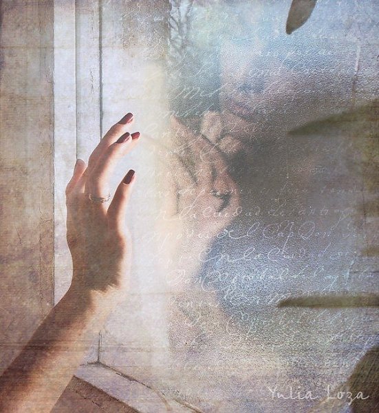 Девушка рисует на окне