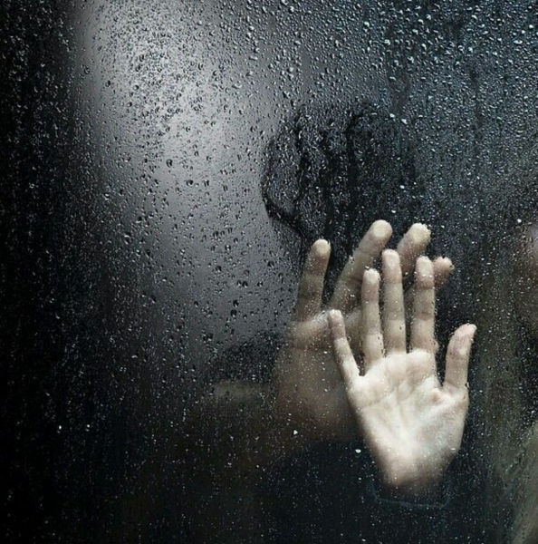 Рука на стекле