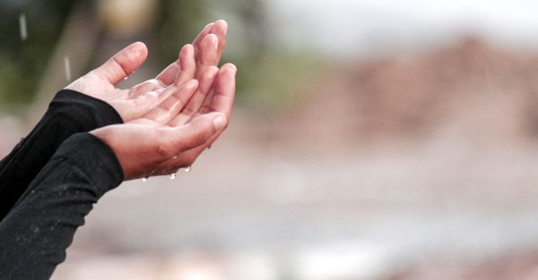 Мусульманин под дождем HD