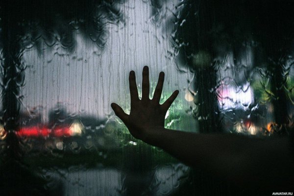 Рука прислоненная к стеклу