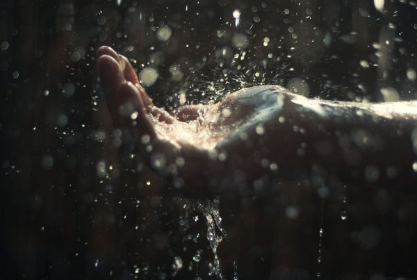 Женское тело в каплях воды