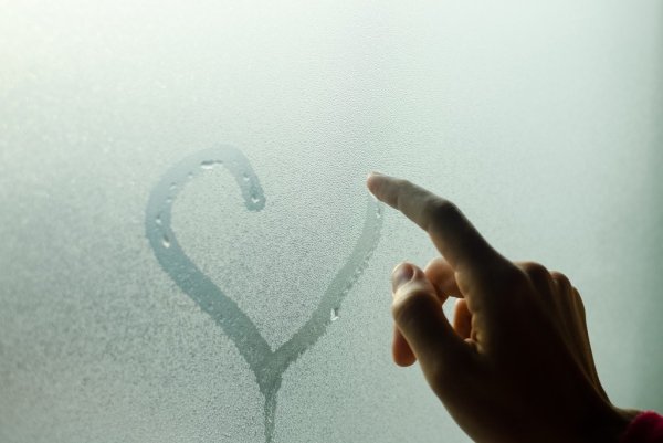 Сердечко на стекле