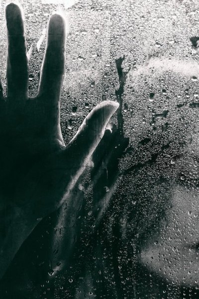 Рука на мокром стекле